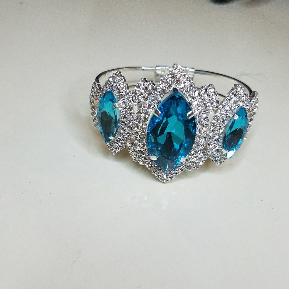 Turquoise Beauty - Picture 4 of 4